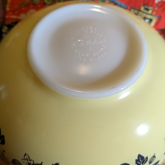 Last one! Vintage Gooseberry Pyrex Bowls 10" - Cream - Picture 5 of 6